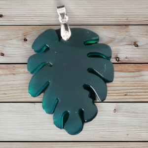 Ella Fait créations uniques résine pendentif feuille monstera verte support argenté