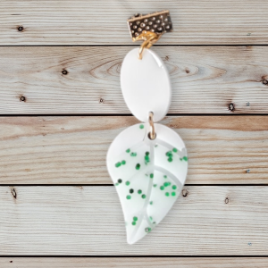 Ella Fait créations uniques résine pendentif feuille paillettes vertes et ovale blancs support doré