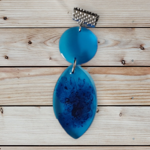 Ella Fait créations uniques résine pendentif ovale tache et rond bleus support argenté