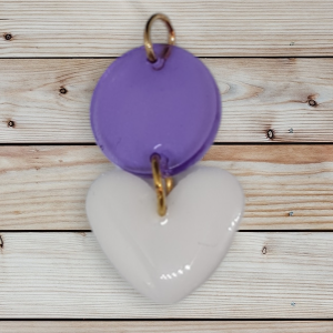 Ella Fait créations uniques résine pendentif rond violet et cœur blanc support dore
