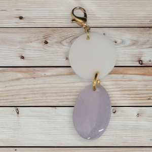 Ella Fait créations uniques résine pendentif rond blanc et ovale violet brillant avec support doré